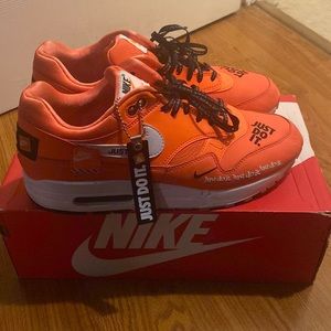 Wmns Air Max 1 LX “Just Do It” size 10